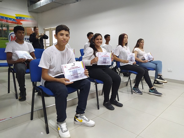 Metro de Valencia entregó reconocimientos a estudiantes participantes del curso Introducción a la Informática